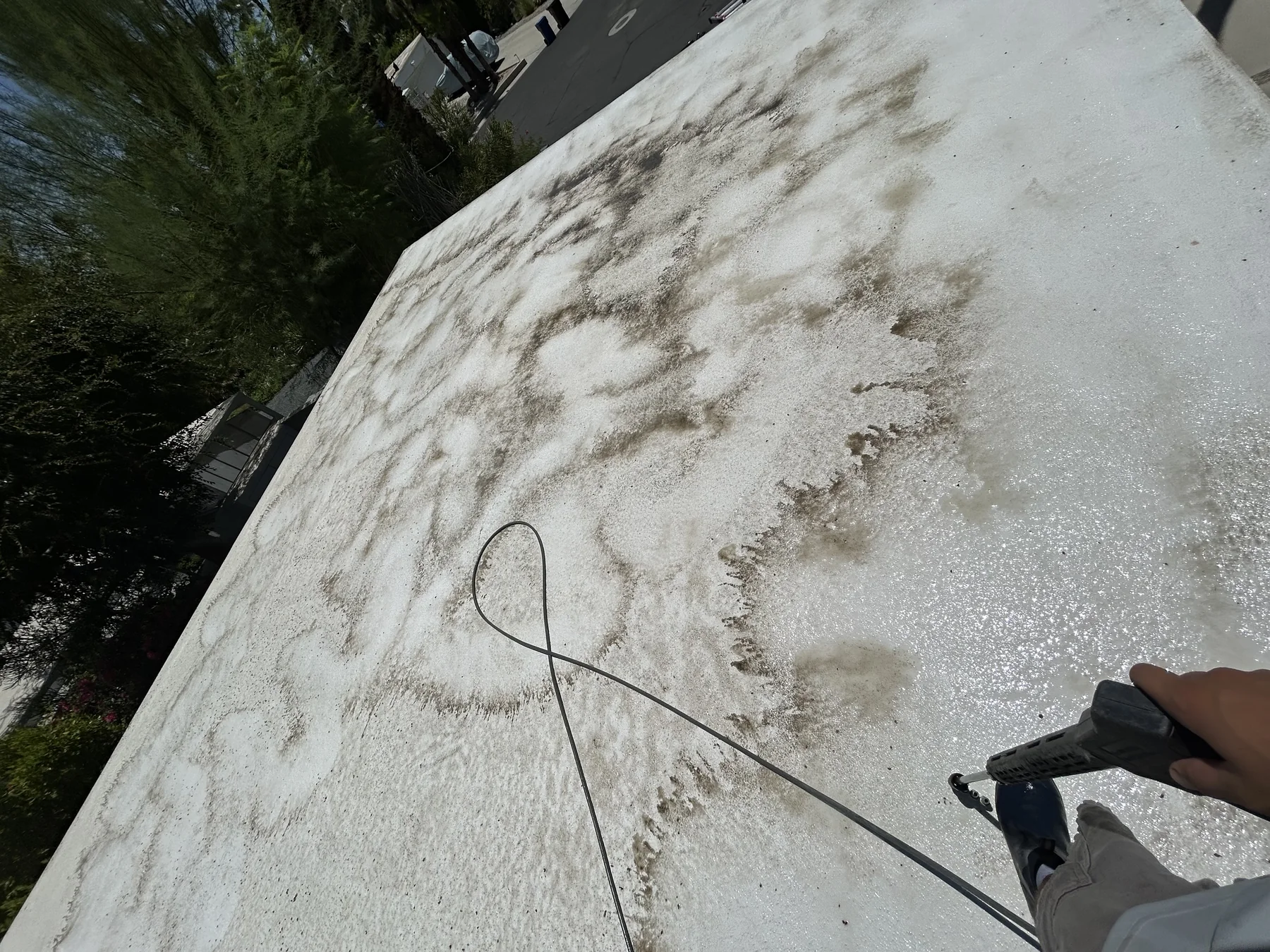 Flat roof surface with visible buildup before a Glossy surface cleaning job